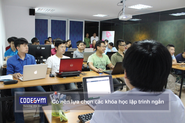 Có nên lựa chọn các khóa học lập trình ngắn hạn hay không
