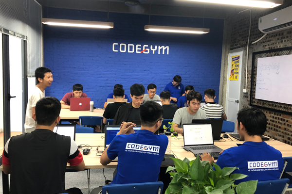 Con gái học tiếng và thông tin ra làm gì