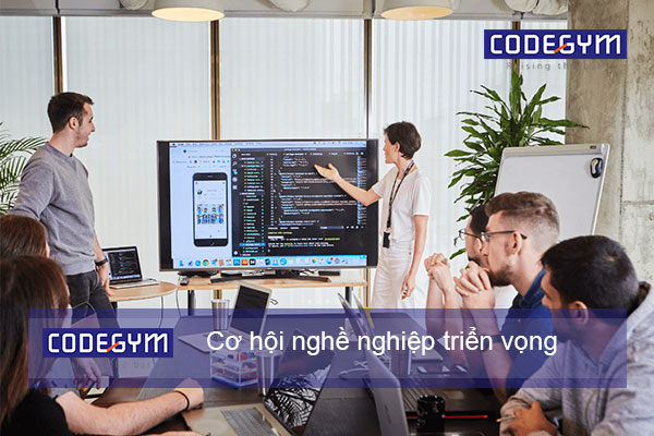 người lớn tuổi theo học tại coding bootcamp