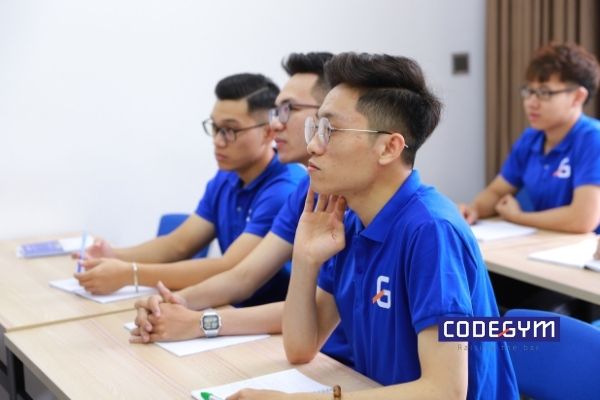 sinh-vien-chuyen-nghe-lap-trinh-thi-lai-dai-hoc-hay-hoc-tai-codegym