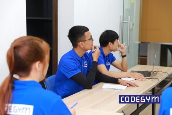 sinh-vien-nam-hai-nganh-khac-chuyen-sang-hoc-lap-trinh-can-chu-y-nhung-gi