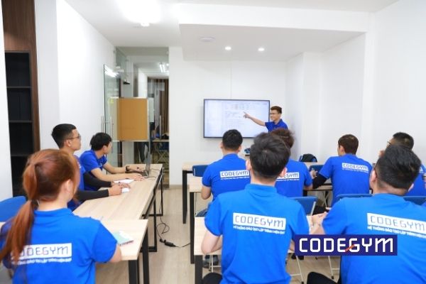 sinh-vien-nam-hai-nganh-khac-chuyen-sang-hoc-lap-trinh-can-chu-y-nhung-gi