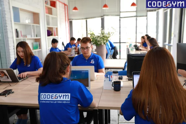 Lập trình web có công việc chính là viết code và thiết kế giao diện nhằm đem đến những trải nghiệm tốt nhất cho người dùng