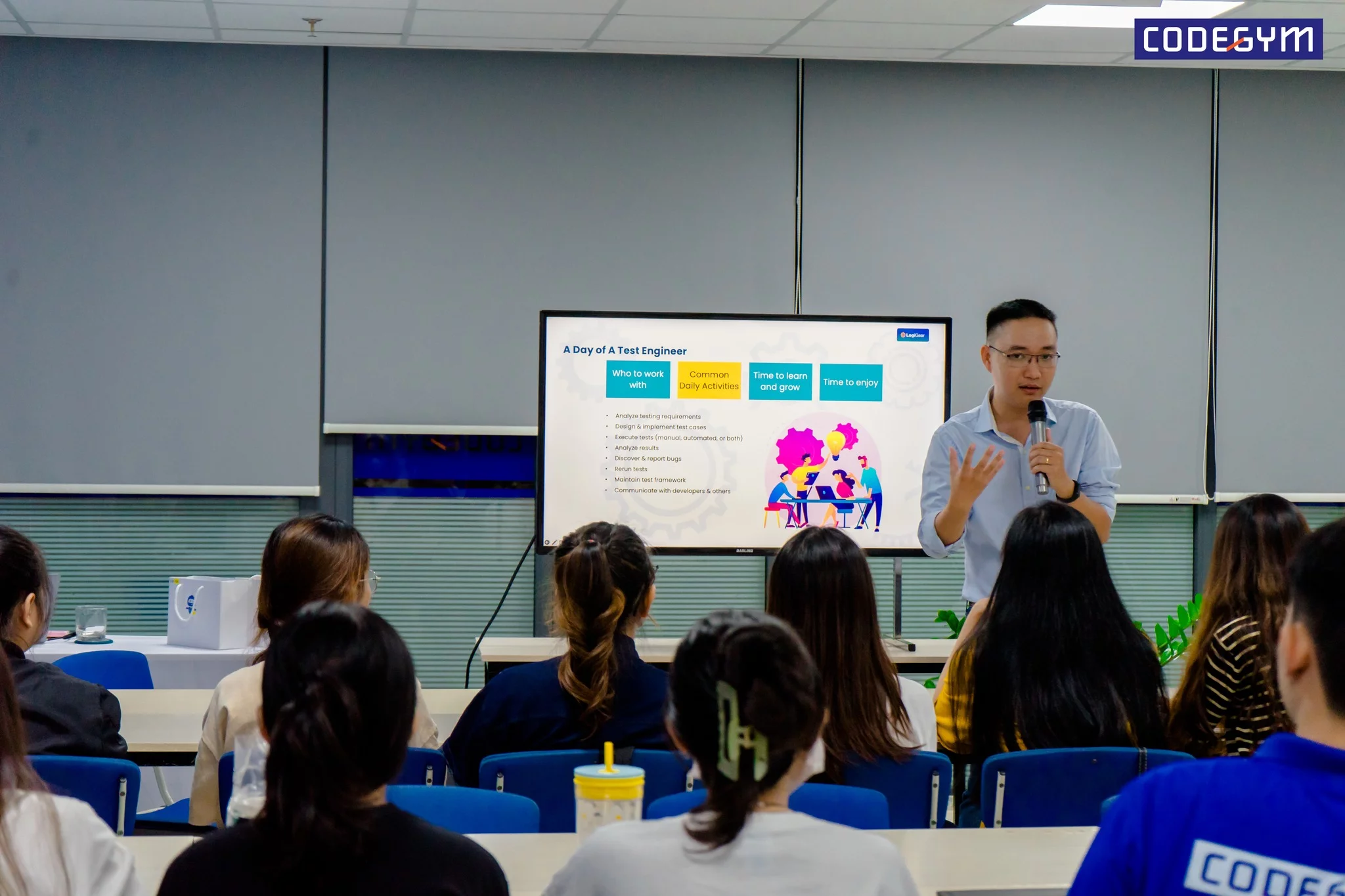 các lớp Tester được lắng nghe chia sẻ từ các chuyên gia kiểm thử phần mềm