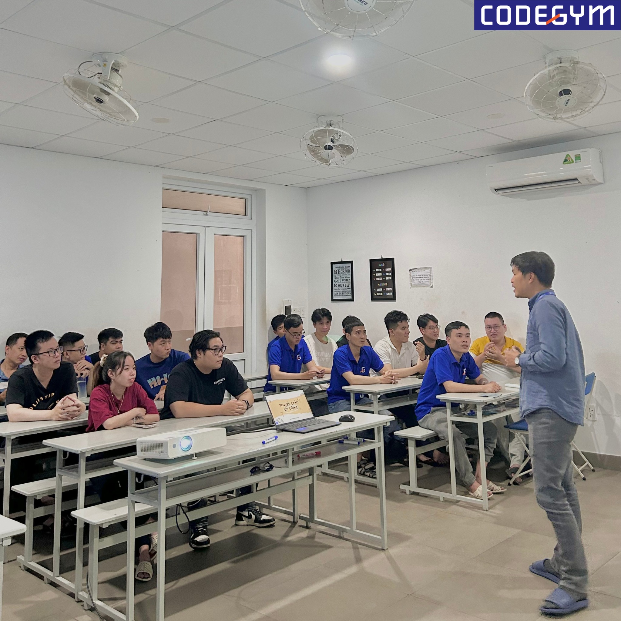 Rèn luyện kỹ năng thuyết trình trong lớp học lập trình