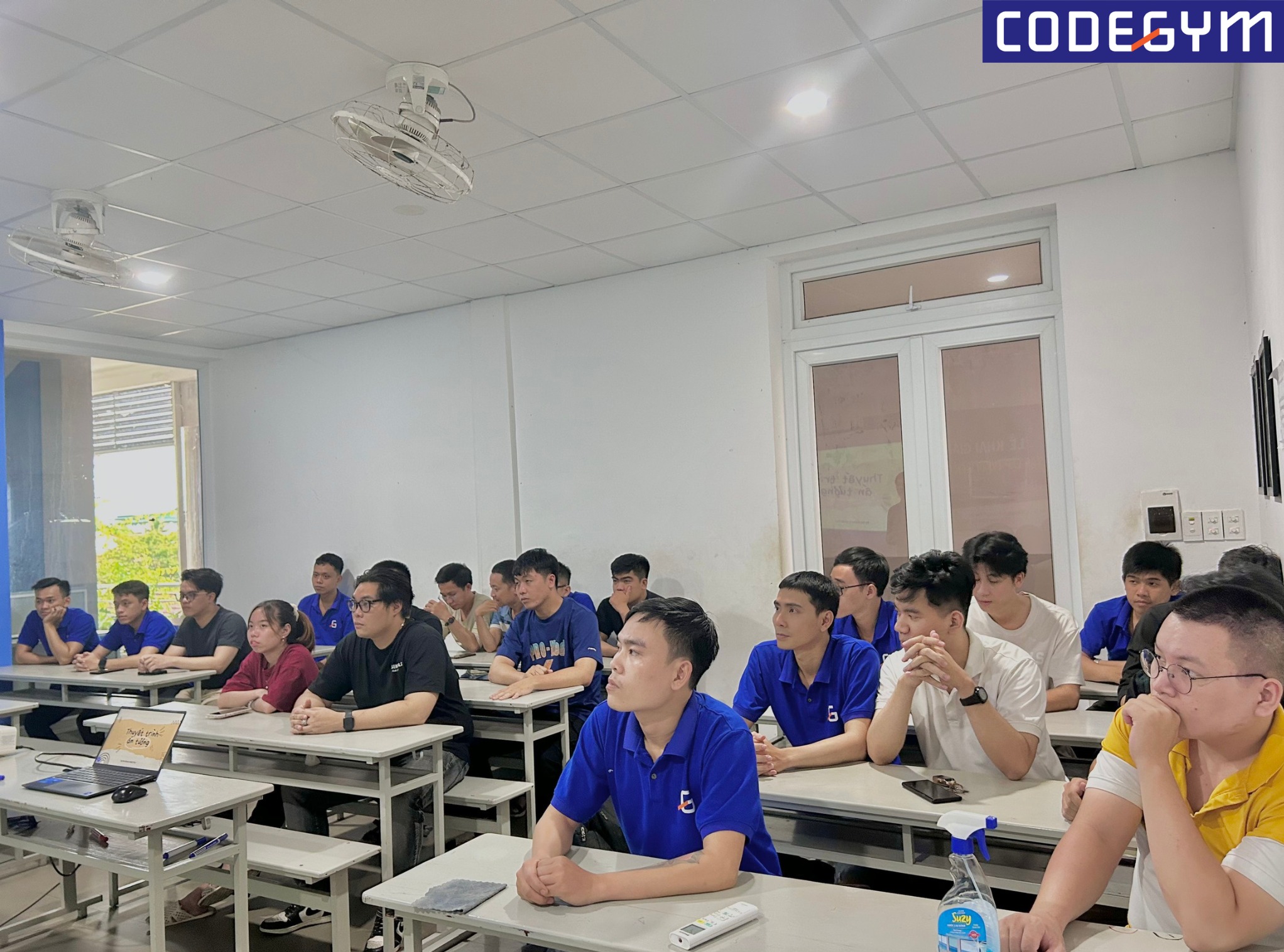 Trau dồi kỹ năng thuyết trình trong lớp học lập trình